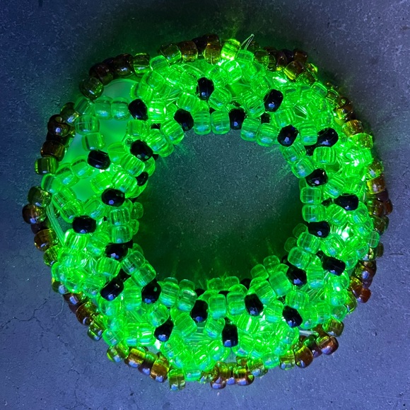❌SOLD❌🥝 Kiwi Glow Kandi Cuff - Picture 10 of 12